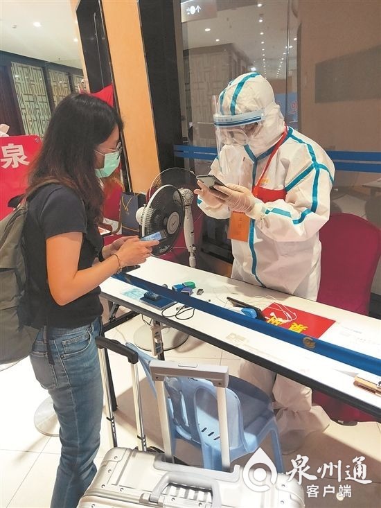 在廈門(mén)高崎國(guó)際機(jī)場(chǎng)，鄧江龍核查入境人員相關(guān)信息